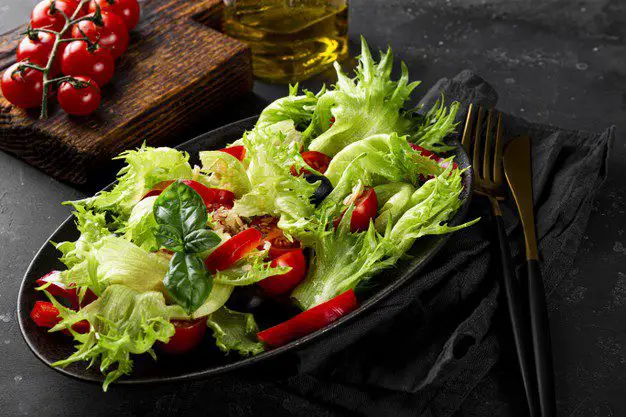 E:\Articles\8 Format Articles\pictures\simple-summer-salad-lettuce-tomatoes-with-olives-olive-oil-black-plate-close-up_275899-1164.jpg