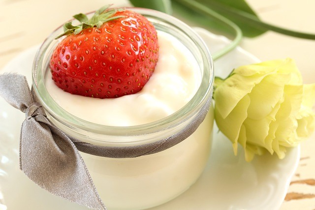 fit, dessert, yogurt with strawberries