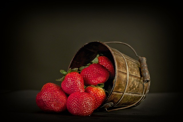 Berries and the Keto diet: How Many carbs in 4 Strawberries?