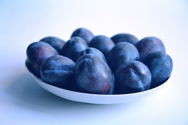 are black plums keto friendly 